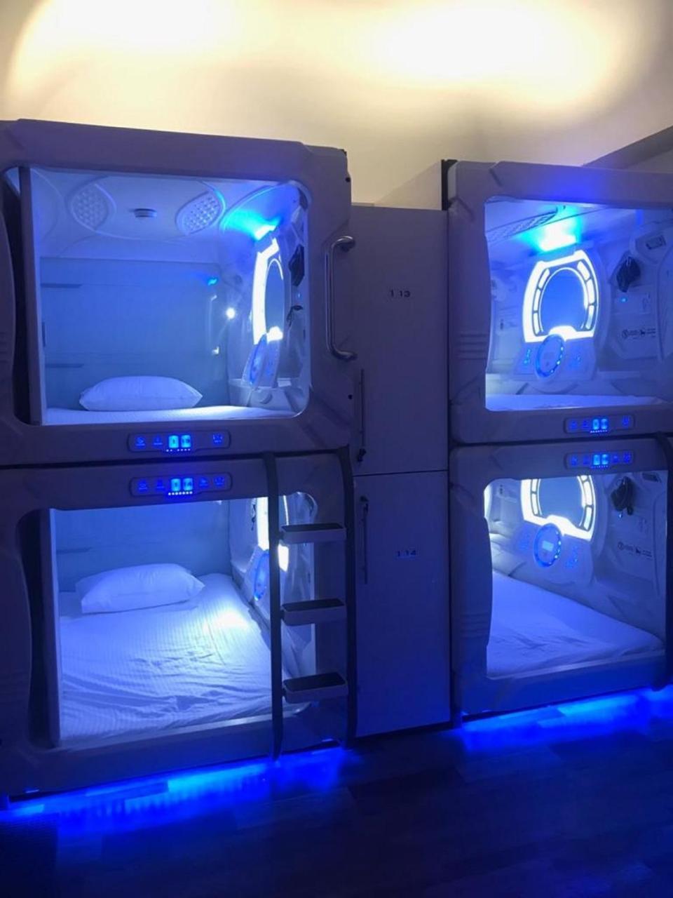 The Capsule Hotel コロンボ エクステリア 写真