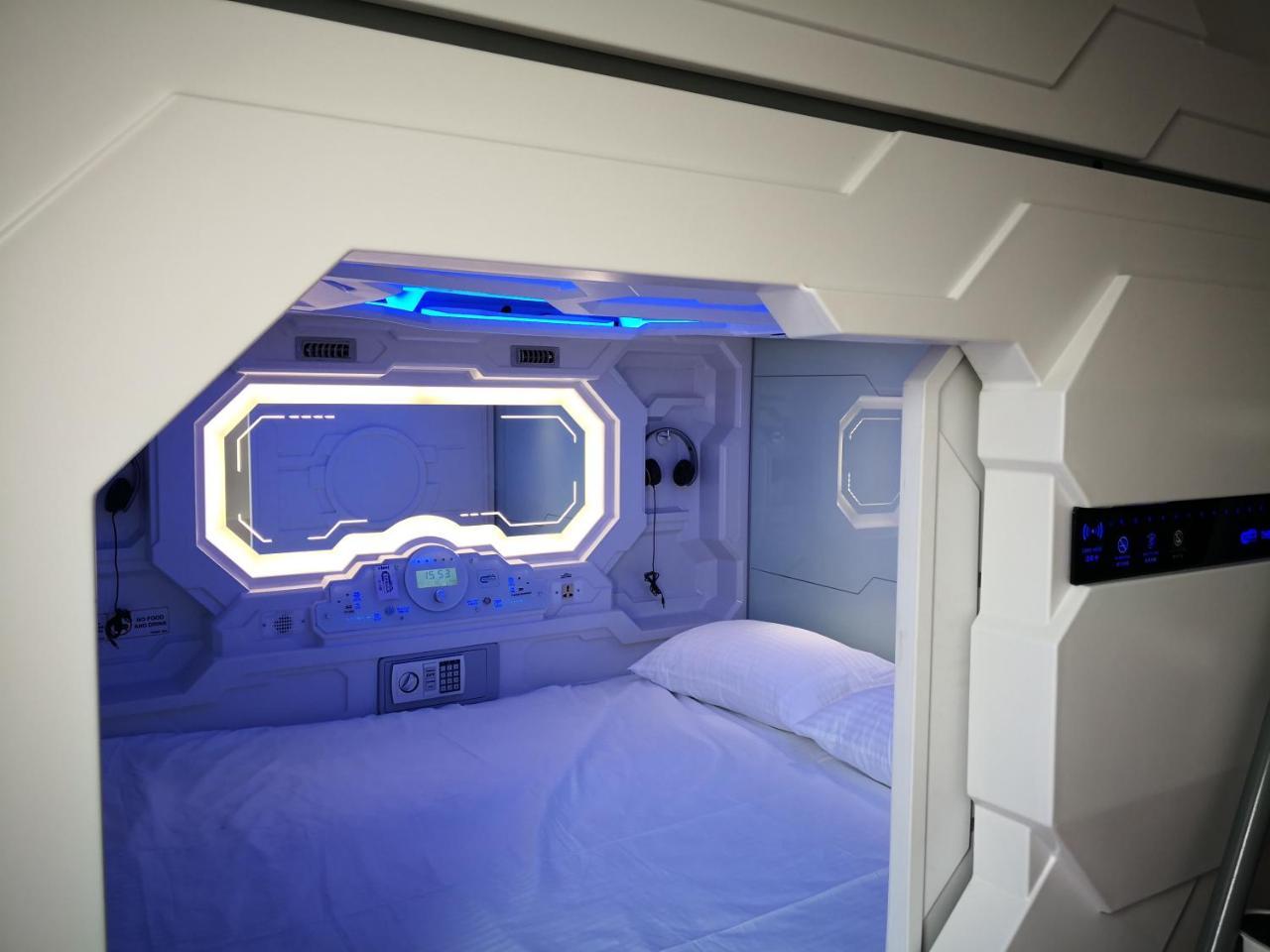 The Capsule Hotel コロンボ エクステリア 写真