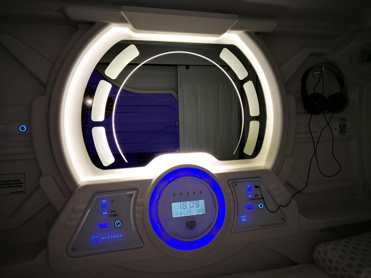 The Capsule Hotel コロンボ エクステリア 写真